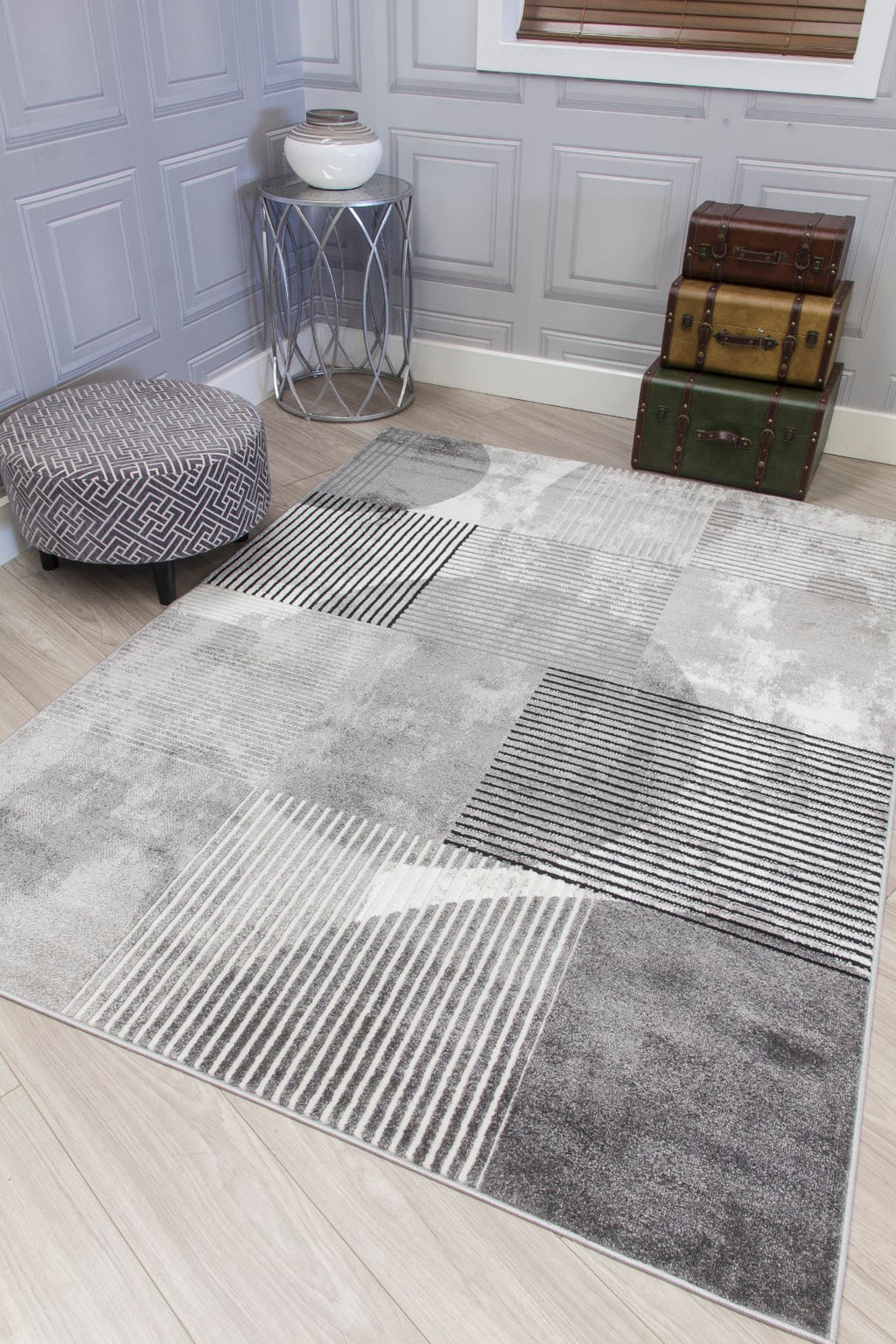 Casino Geometric Grey Stylish grey geometric rug.